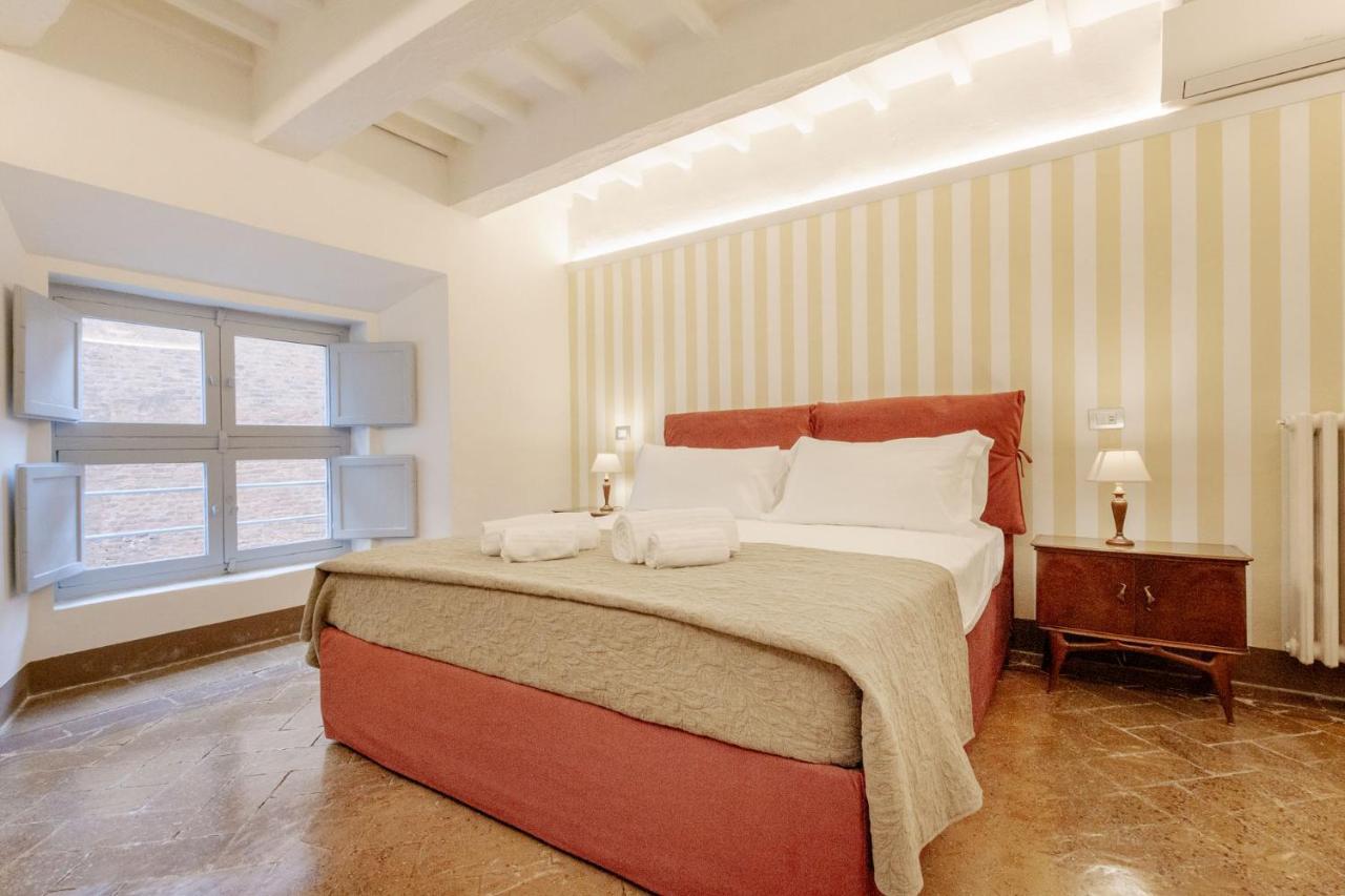 Appartement Palazzo Chigi Zondadari à Sienne Extérieur photo